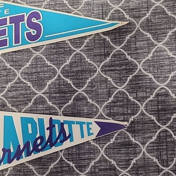 Charlotte Hornets 2 NBA 1990's souvenir pennants - Picture 3 of 4